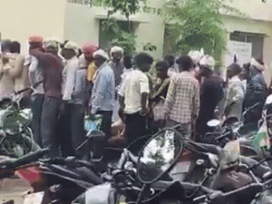 MP सरकार ने खाद की बिक्री पर लगाई रोक:स्टॉक मिलान के नाम पर फैसला; 82 लाख किसानों की बढ़ी टेंशन, कालाबाजारी का भी खतरा
