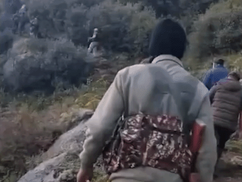 जम्मू-कश्मीर- पाकिस्तानी आतंकी का शव मिला, M4 राइफल भी बरामद:7 दिन पहले एनकाउंटर हुआ था; लश्कर-ए-तैयबा से जुड़ा था